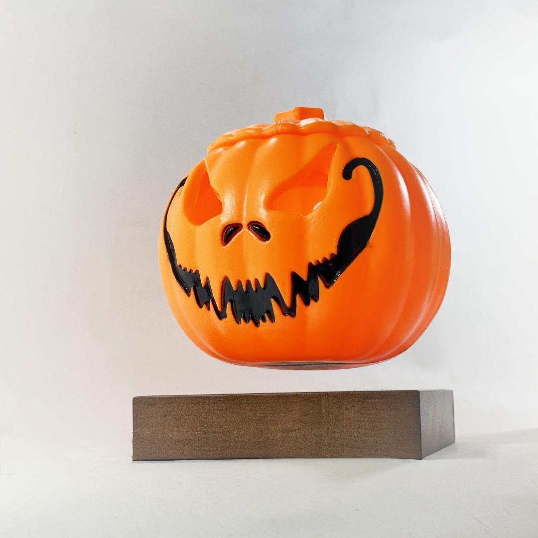 Lecitating  Jack-O'-Lantern Halloween Pumpkin Lamp